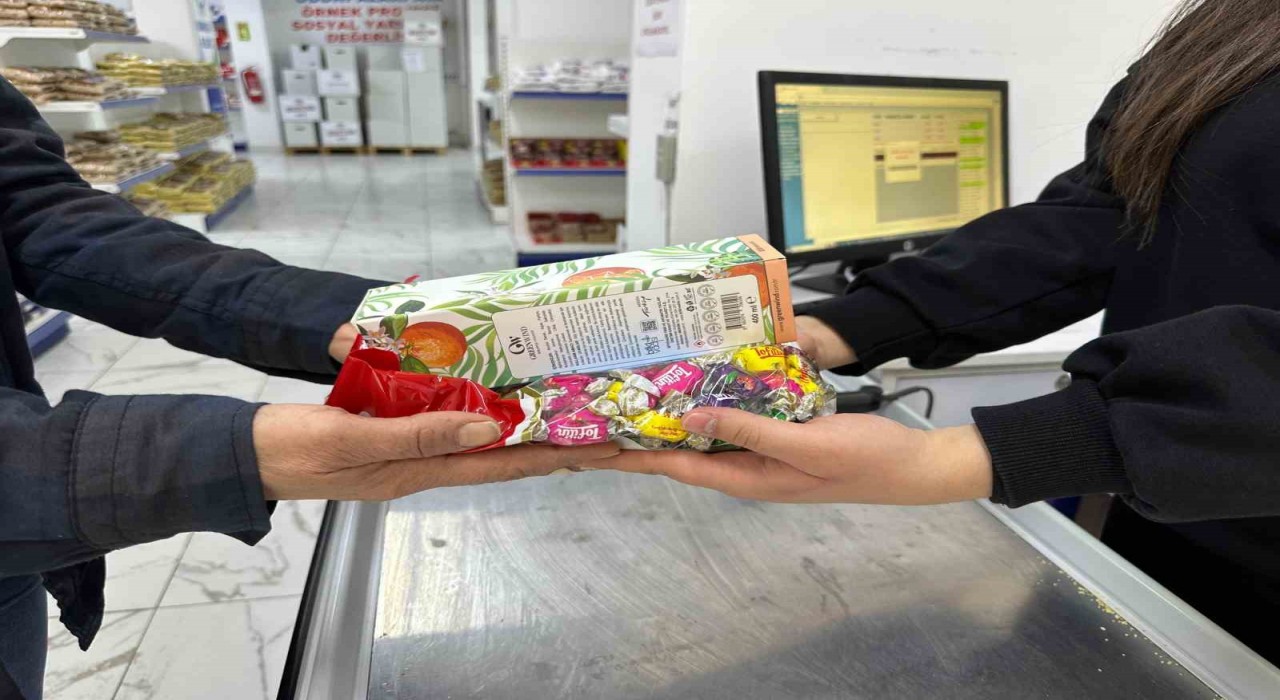 Halk Markete alışverişe gelen vatandaşlara bayram şekeri ve kolonya ikramı