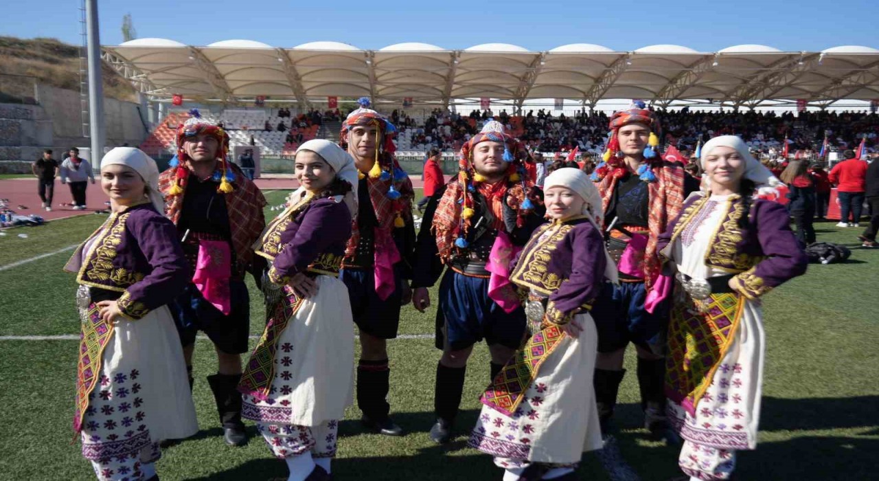 Halk oyunları ekibi Polonyada düzenlenen yarışmada ikinci oldu