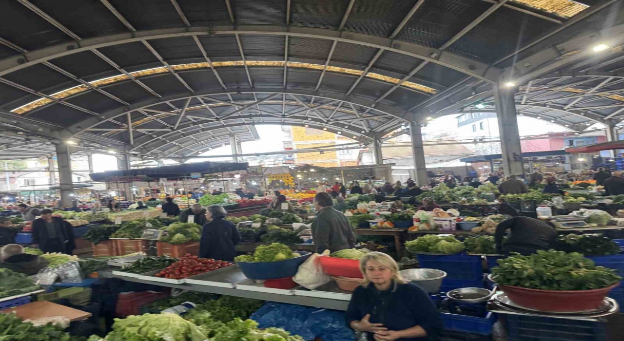 Halk pazarında fiyatlar yükseldi