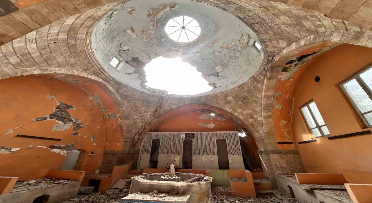 Hasarlı bina yıkım esnasında tarihi hamamın üzerine devrildi