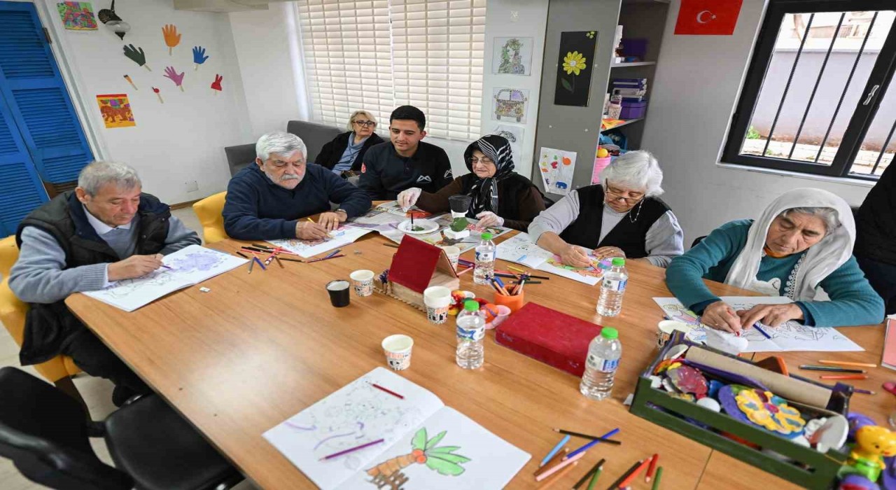 Hastalar Gülümse Alzheimer Yaşam Merkezinde hataya sıkı sıkı tutunuyor