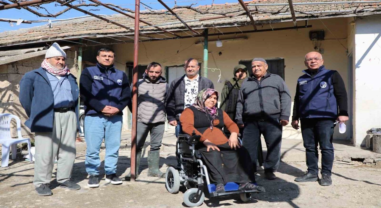 Hatay Büyükşehir Belediyesi, 4 engelli vatandaşa tekerlekli sandalye desteğinde bulundu