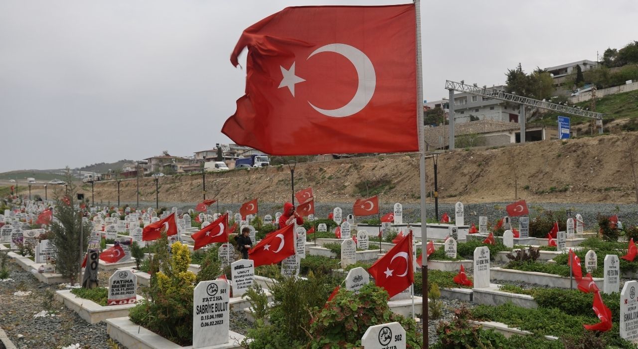 Hatay’da Deprem Mezarlığında Hüzünlü Bayram Ziyareti