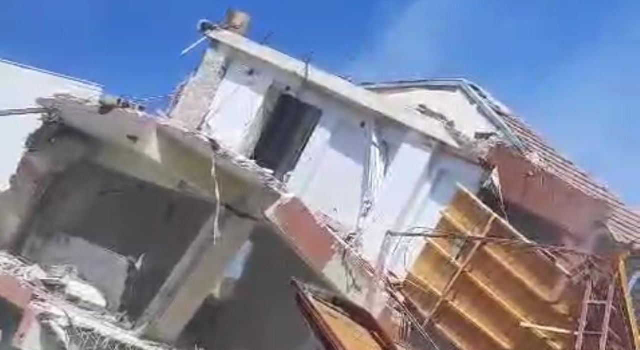 Hatay'da Depremde Hasar Gören 4 Katlı Bina Kontrollü Olarak Yıkıldı