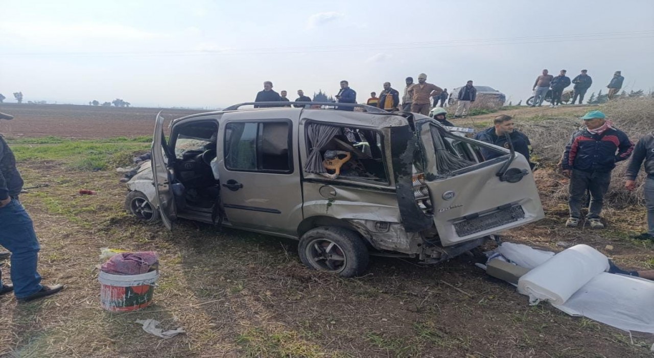 Hatayda hafif ticari araç tarlaya uçtu: 1i ağır 3 yaralı