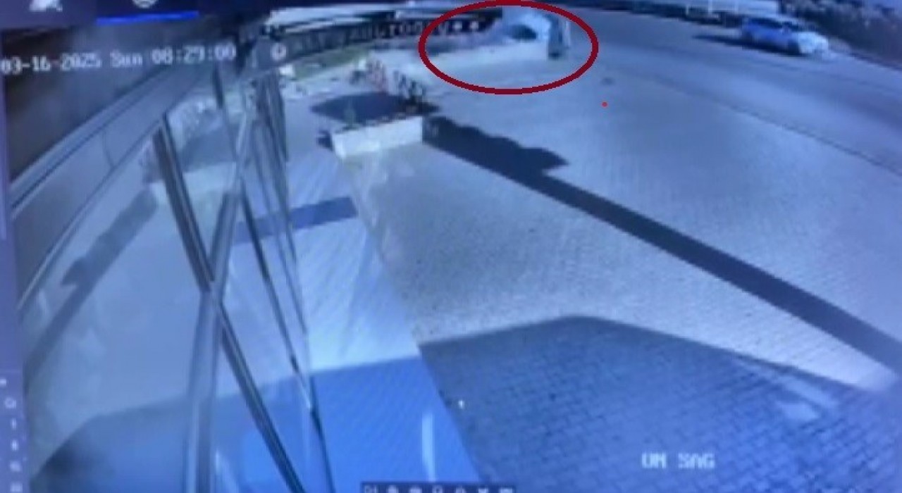 Hatayda istinat duvarına çarpan otomobil dereye uçtu