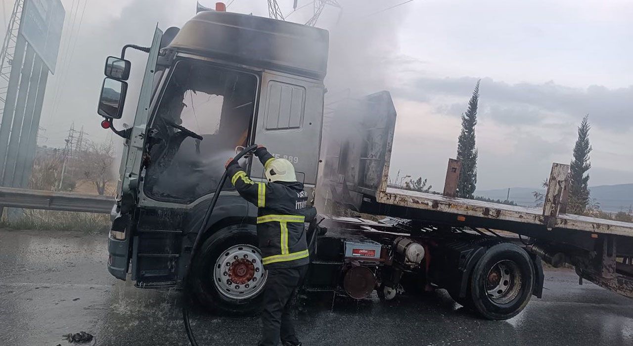 Hatay'da Seyir Halindeki Tır Alev Aldı: İtfaiye Hızla Müdahale Etti