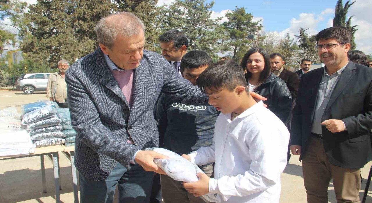 Hayırsever iş adamından özel ihtiyaçlı öğrencilere hediye
