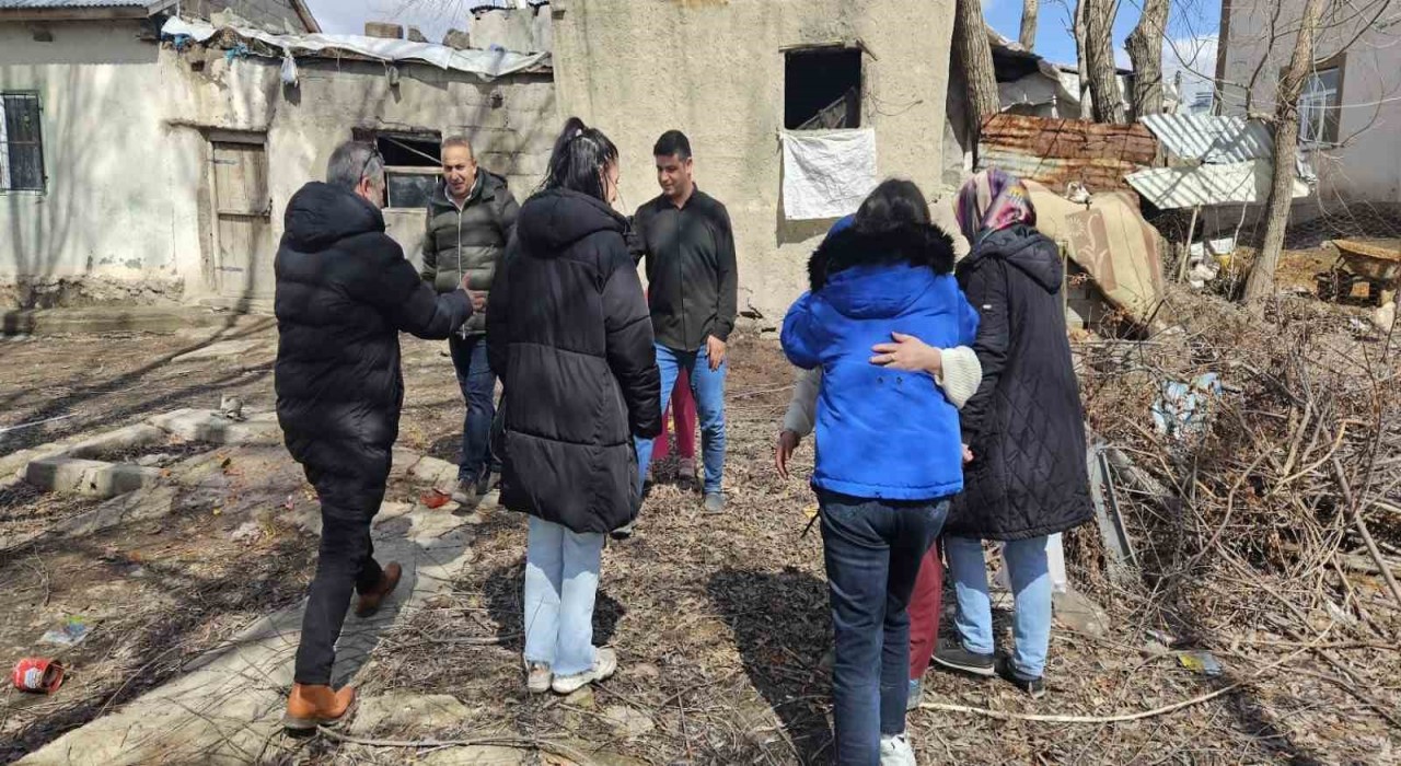 Hayırsever iş adamları Bulanıklı çocukları sevindirdi