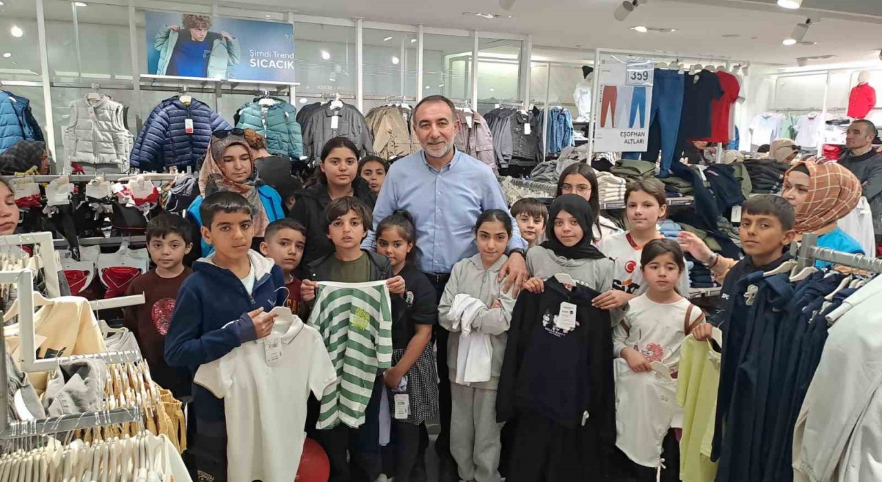 Hayırsever İş İnsanı Mustafa Dügerden Yetim Çocuklara Bayramlık Hediyesi
