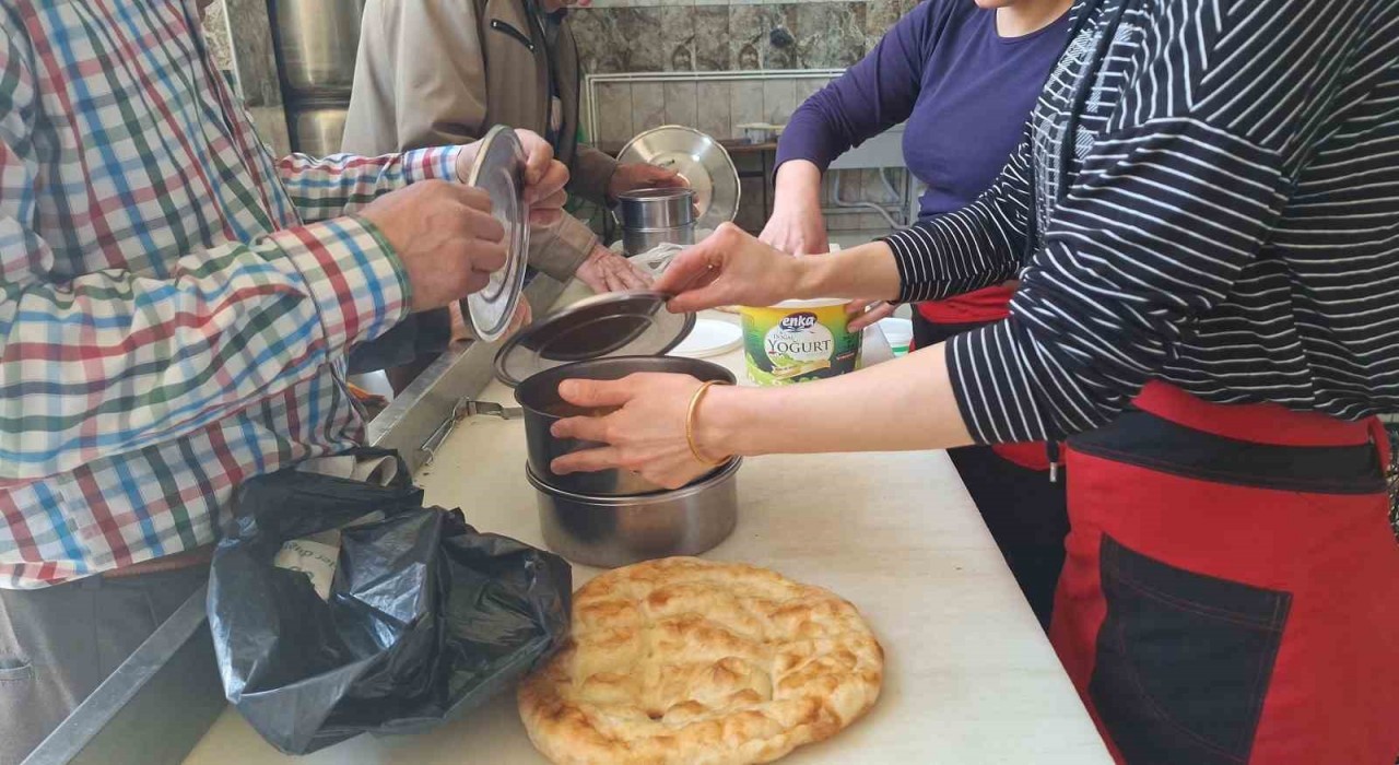 Hayırsever vatandaşlar destek veriyor: Ramazanda 300 aileye her gün sıcak yemek ulaştırılıyor