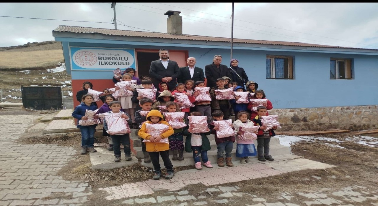 Hayırsever vatandaşlardan öğrencilere bayram hediyesi