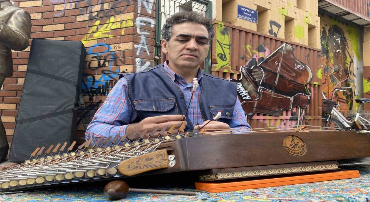 Herkes bayram tatilindeyken o sokak sanatına devam ediyor