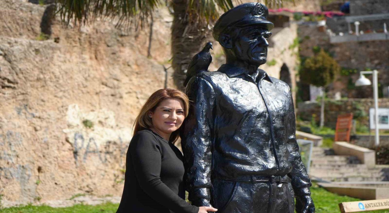 Heykelindeki güvercin sembolü sürekli çalınan Mustafa Kaptan ölüm yıl dönümünde unutulmadı