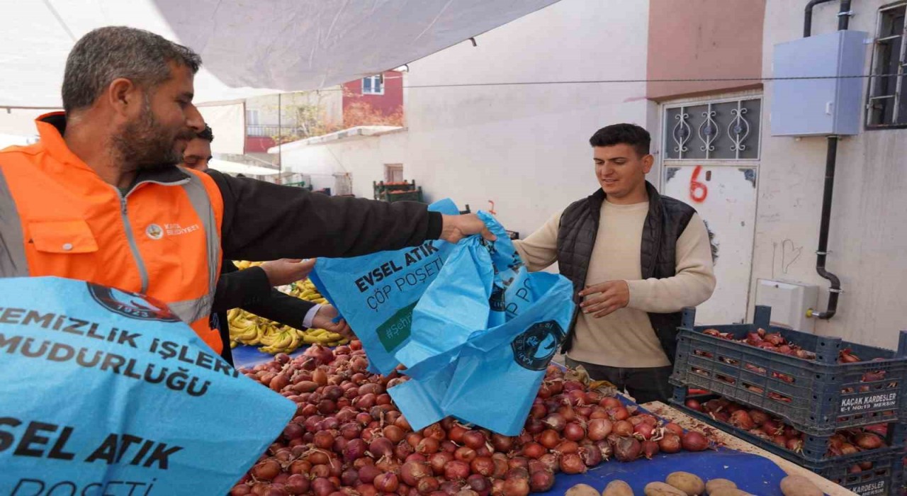 Hijyenik pazar ortamı için pazarcı esnafına çöp poşeti dağıtıldı
