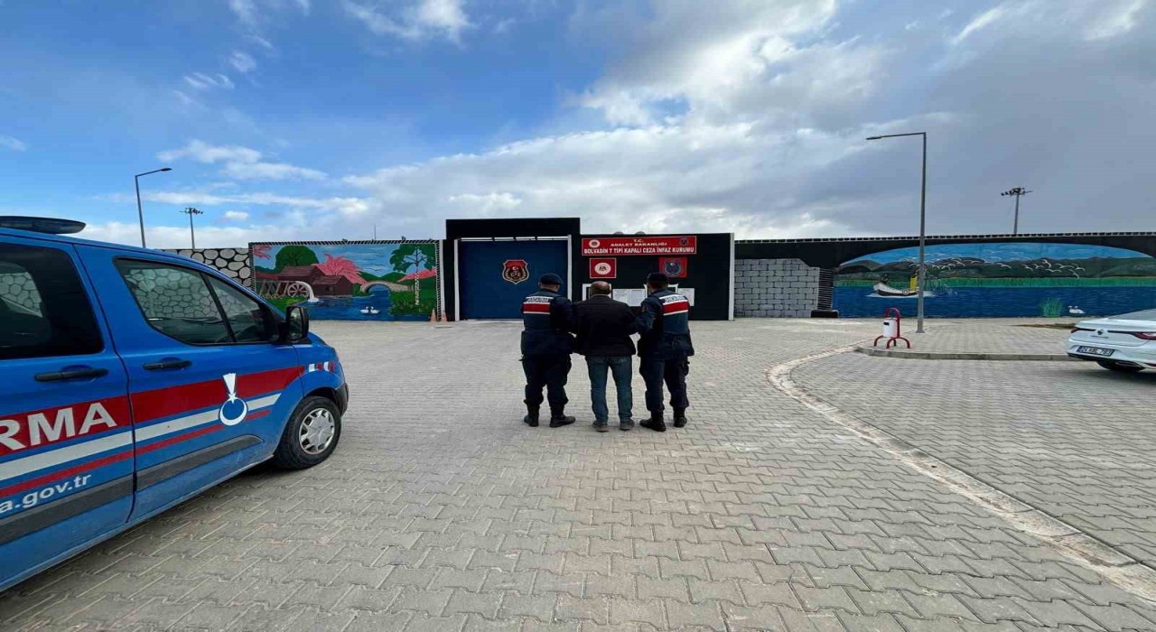 Hırsızlık suçundan aranan şahsı jandarma yakaladı