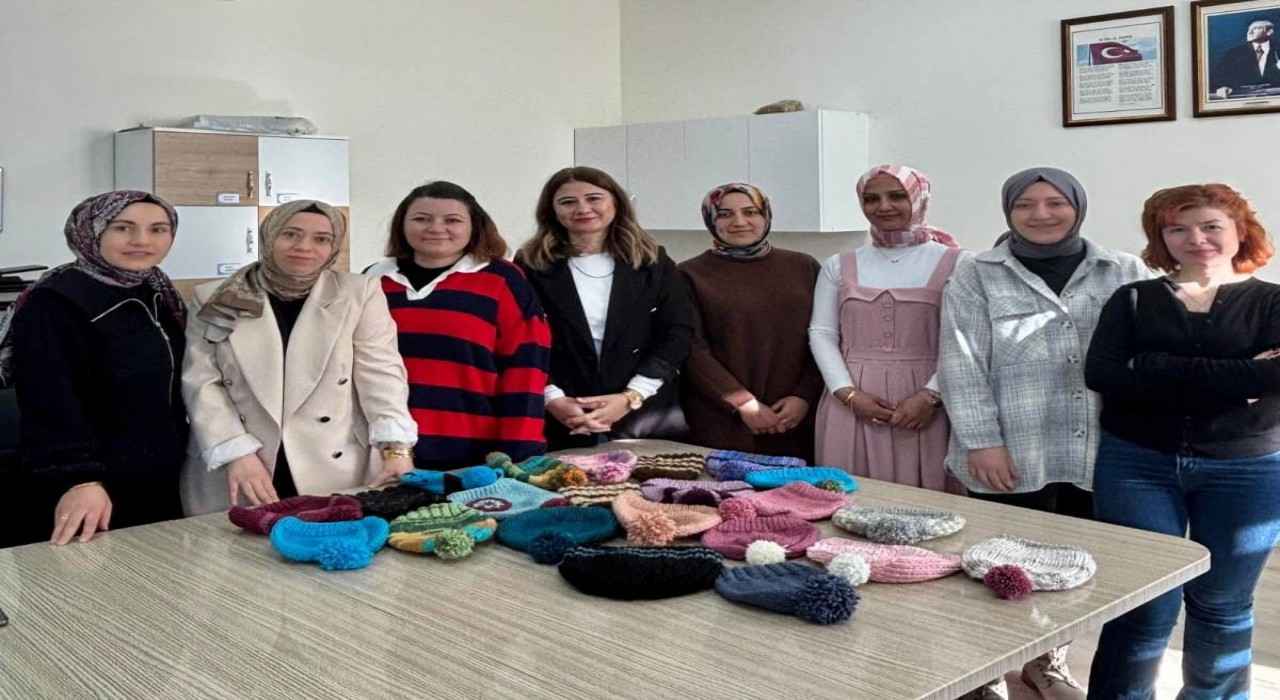 Hisarcıkta gönüllü öğretmenlerin ördüğü bereler Ağrıdaki minik öğrencileri ısıtacak