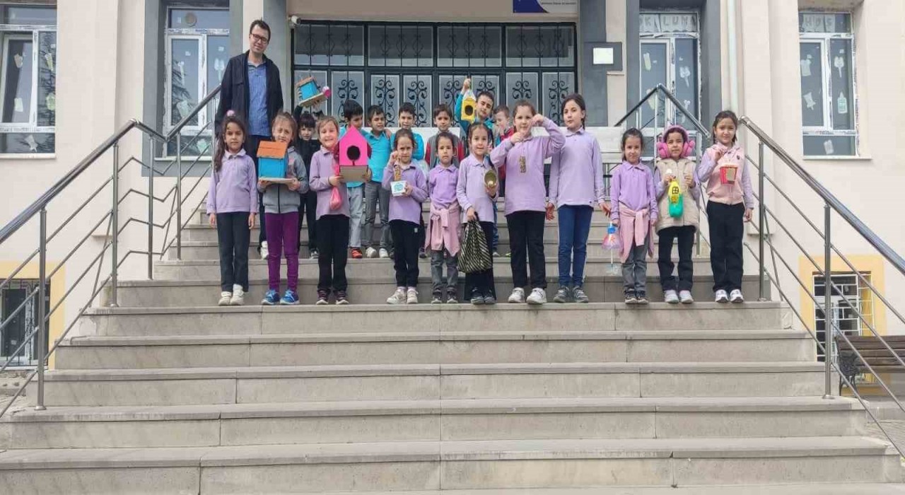 Hisarcıkta minik öğrenciler kuşlar için ağaçlara yemlik astı
