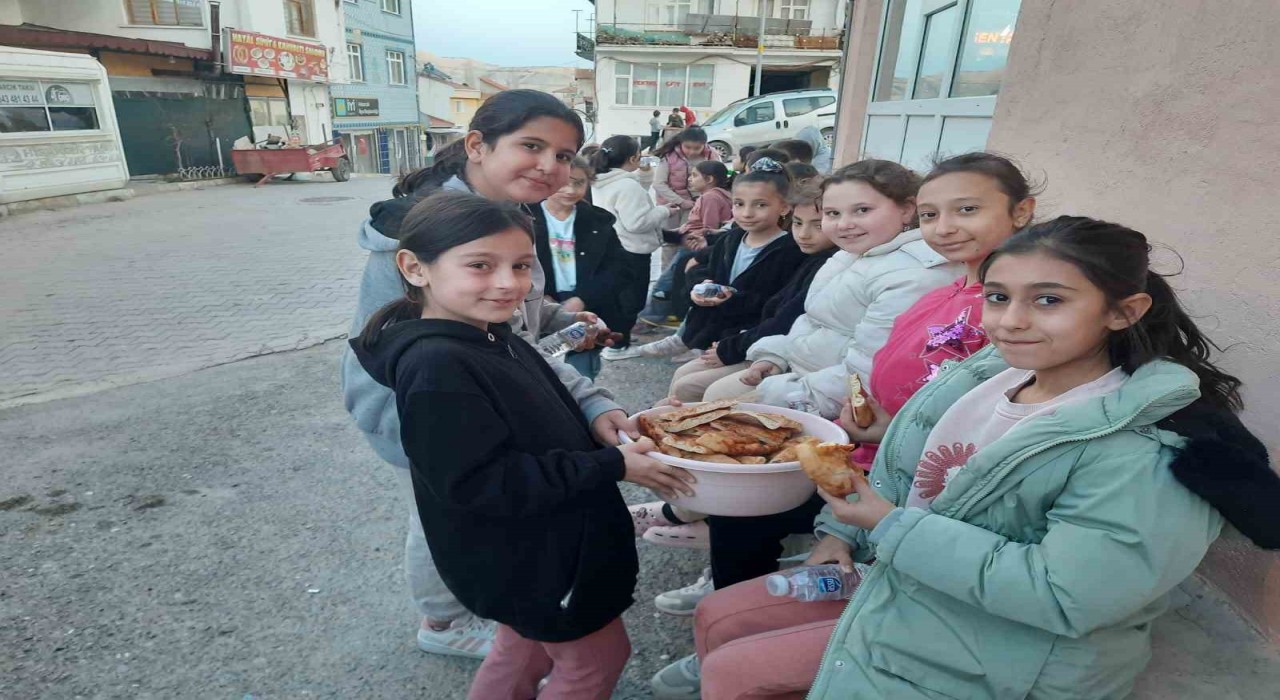 Hisarcıkta minikler oruçlarını Ramazan topu eşliğinde açtı