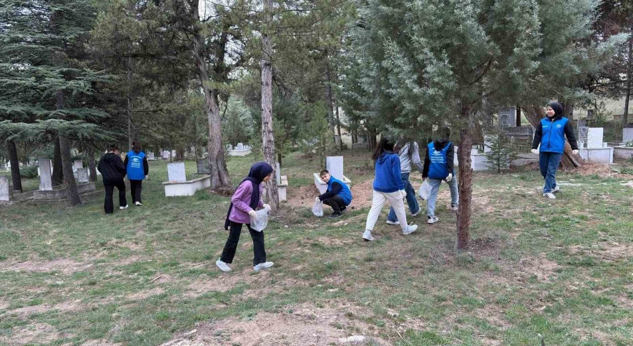 Hisarcıkta öğrencilerden mezarlıkta çevre temizliği