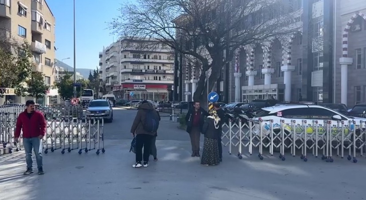 Husumetli iki ailenin kavgası Kuşadasında hayatı felç etti