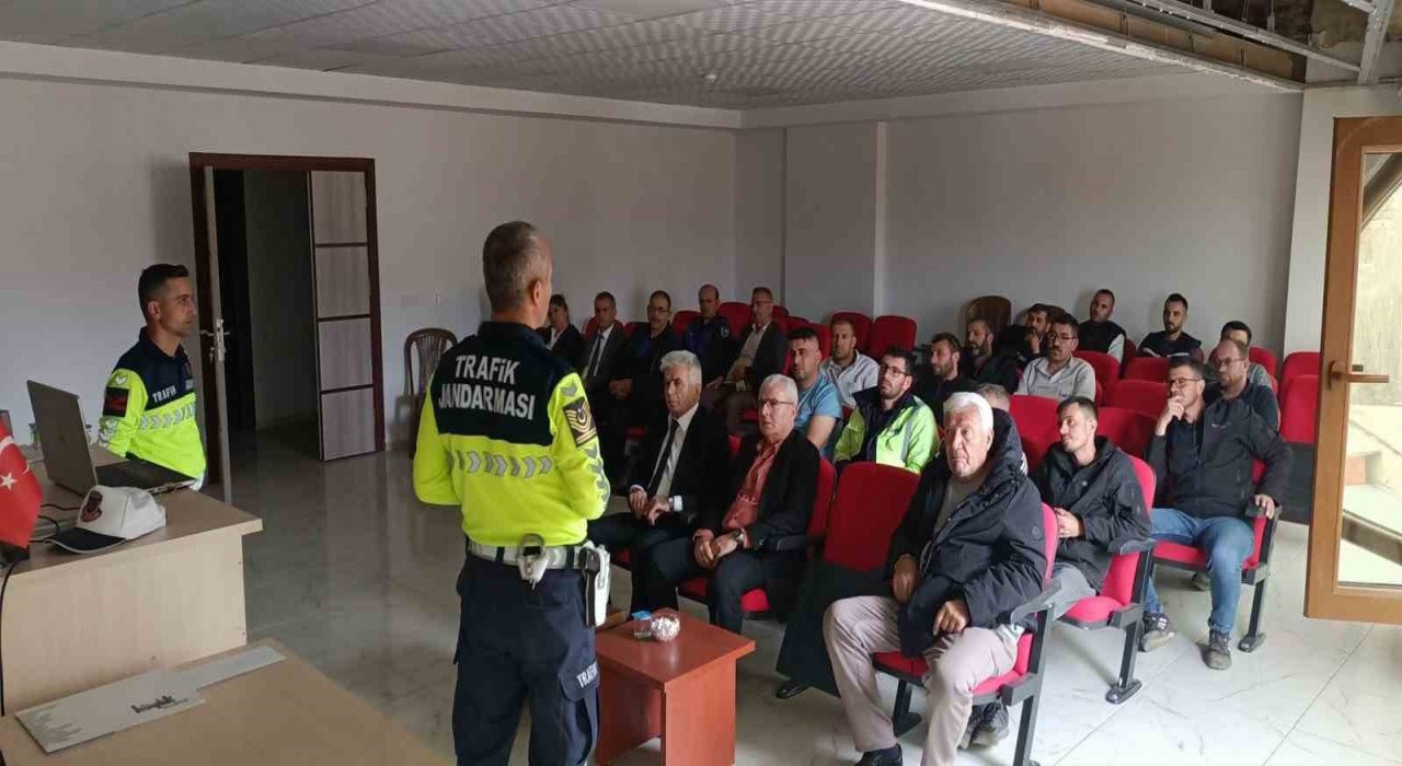 Hüyükte jandarmadan belediye personeline trafik eğitimi