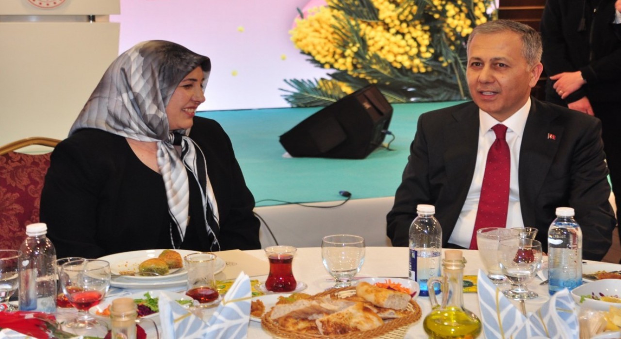 İçişleri Bakanı Yerlikaya, Karsta kadınlarla buluştu
