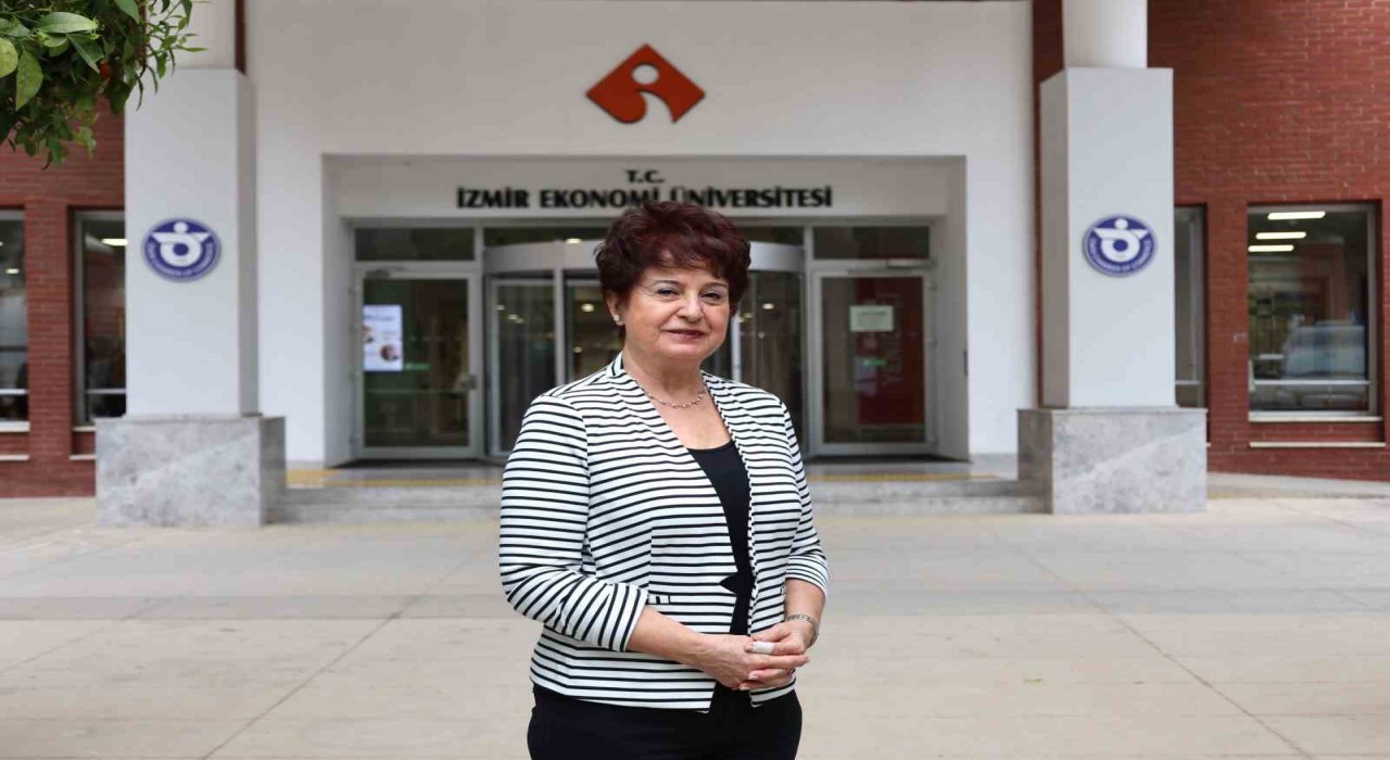 İEÜlü profesöre ‘uluslararası gurur
