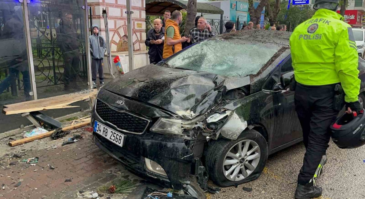 İftar saati otomobil otobüs durağına daldı: 2si ağır 6 yaralı