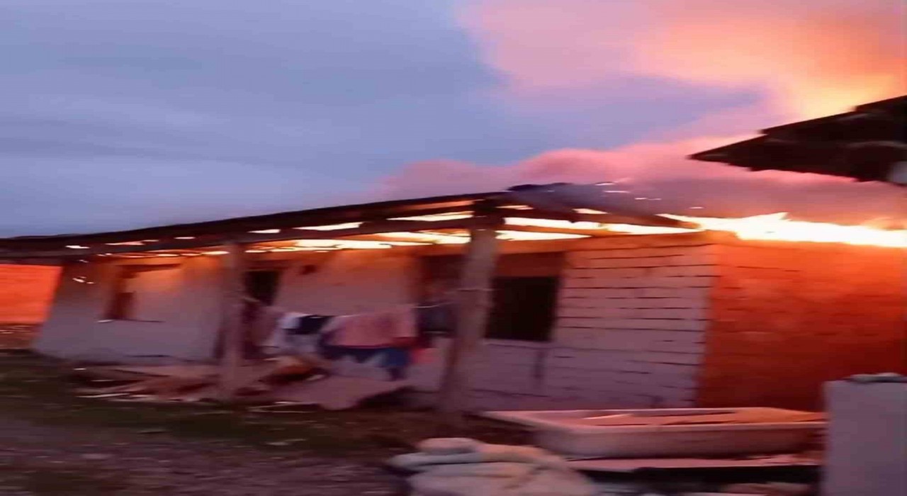 İftar vakti çıkan yangında ev küle döndü