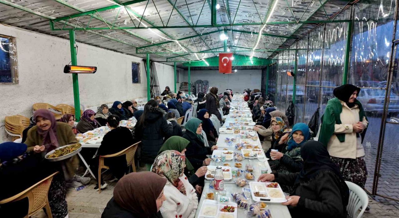 İftar yemeği her akşam bir aileden
