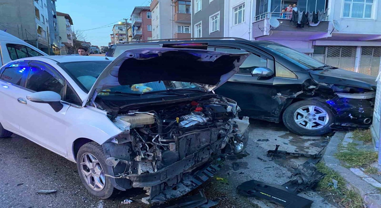 İftara dakikalar kala 2 araç kafa kafaya çarpıştı: 4 yaralı