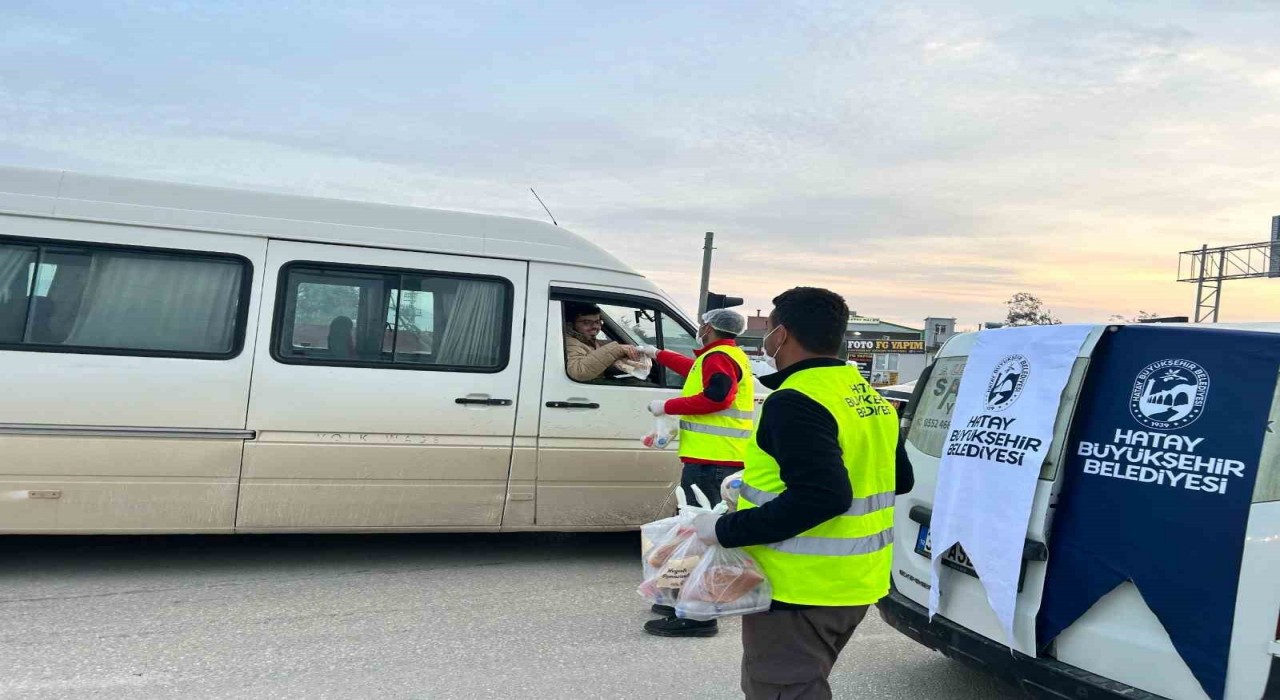 İftara trafikte yakalanan vatandaşların iftarlıkları Hatay Büyükşehir Belediyesinden