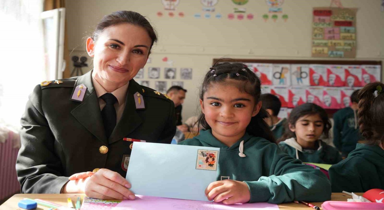 Iğdırda minikler ilk mektuplarını Mehmetçiğe yazdı