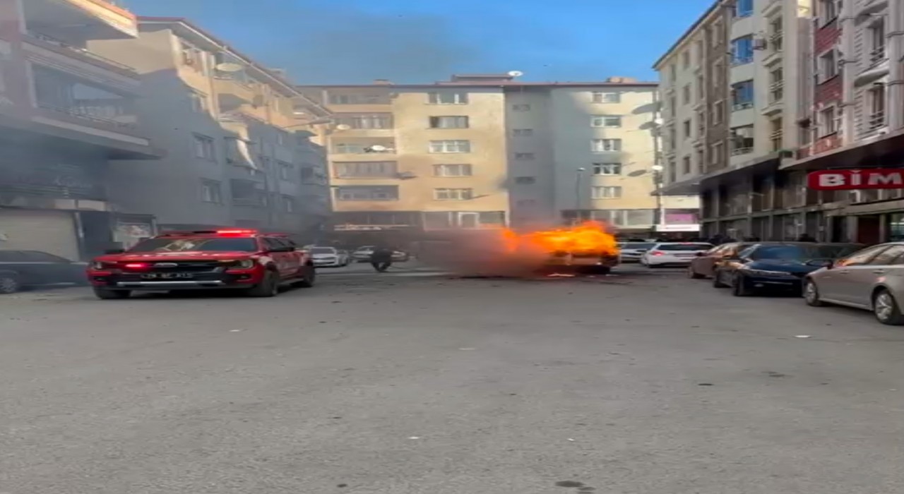 Iğdırda seyir halindeki araç alev alev yandı