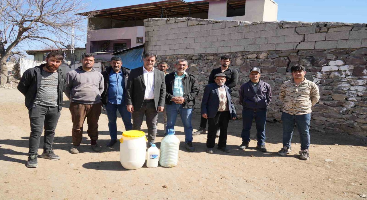 Iğdırda süt üreticileri sütlerinin zamlı fiyattan alınmamasına tepki gösterdi