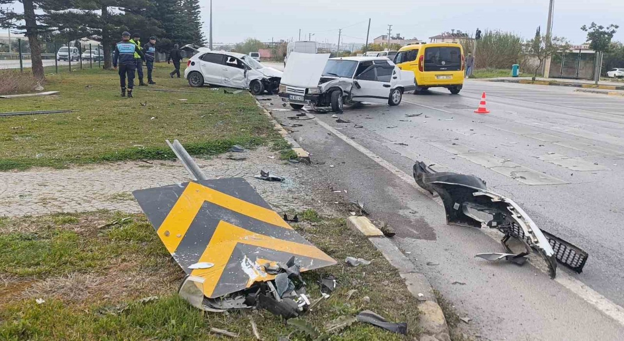 İki otomobil çarpıştı, araçlar hurdaya döndü: 2 yaralı