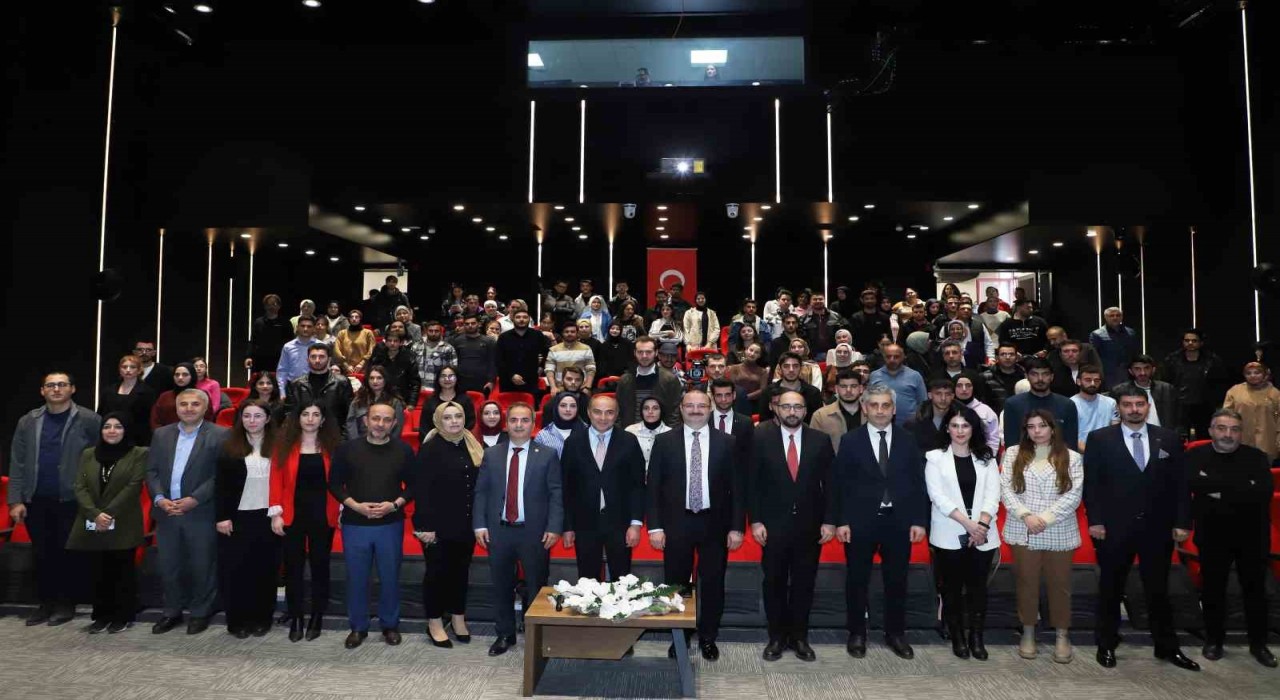 İletişim Fakültesinde Bilişim çağında dezenformasyon söyleşisi