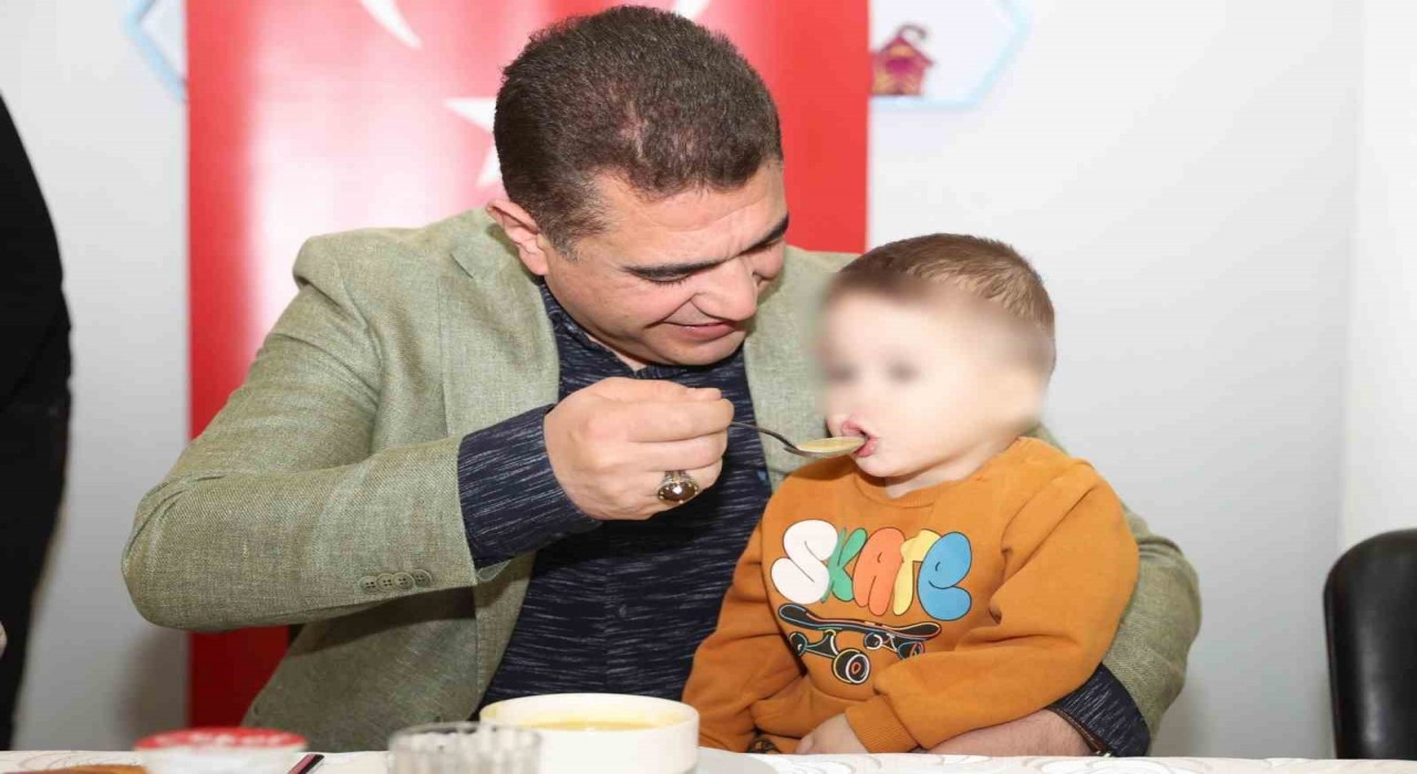 İlk iftarda çocukların çorbasını Vali Aslan elleriyle içirdi