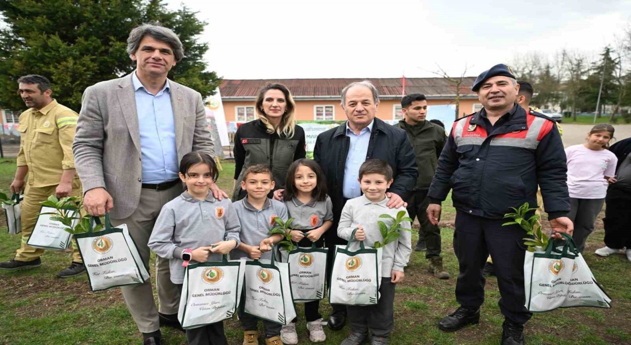 İlkokul öğrencileri fidan dikti