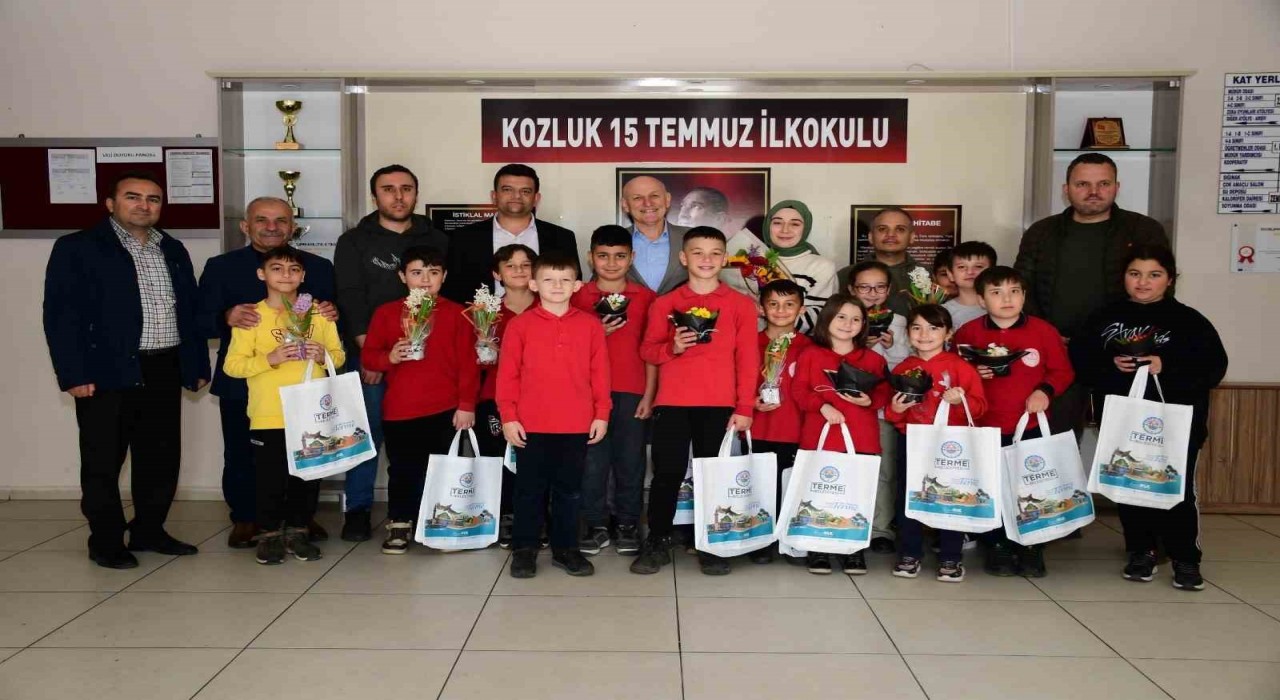 İlkokul öğrencileri harçlıklarını alışveriş kartına yatırdı