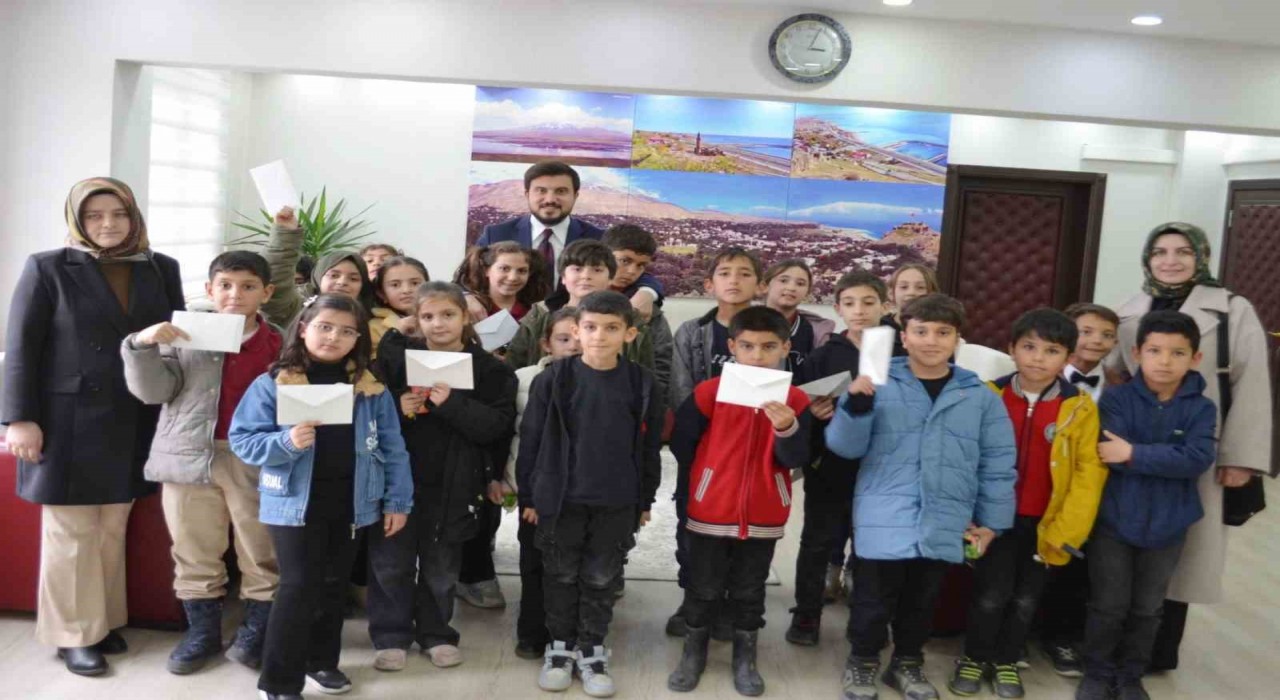İlkokul öğrencilerinden kaymakam ve belediye başkanına ziyaret
