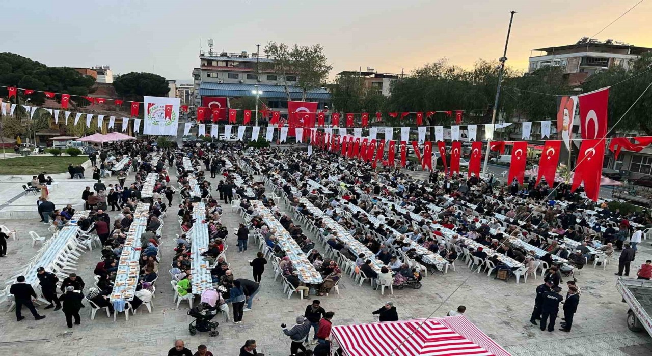İncirliovalılar Kadir Gecesi İftarında buluştu