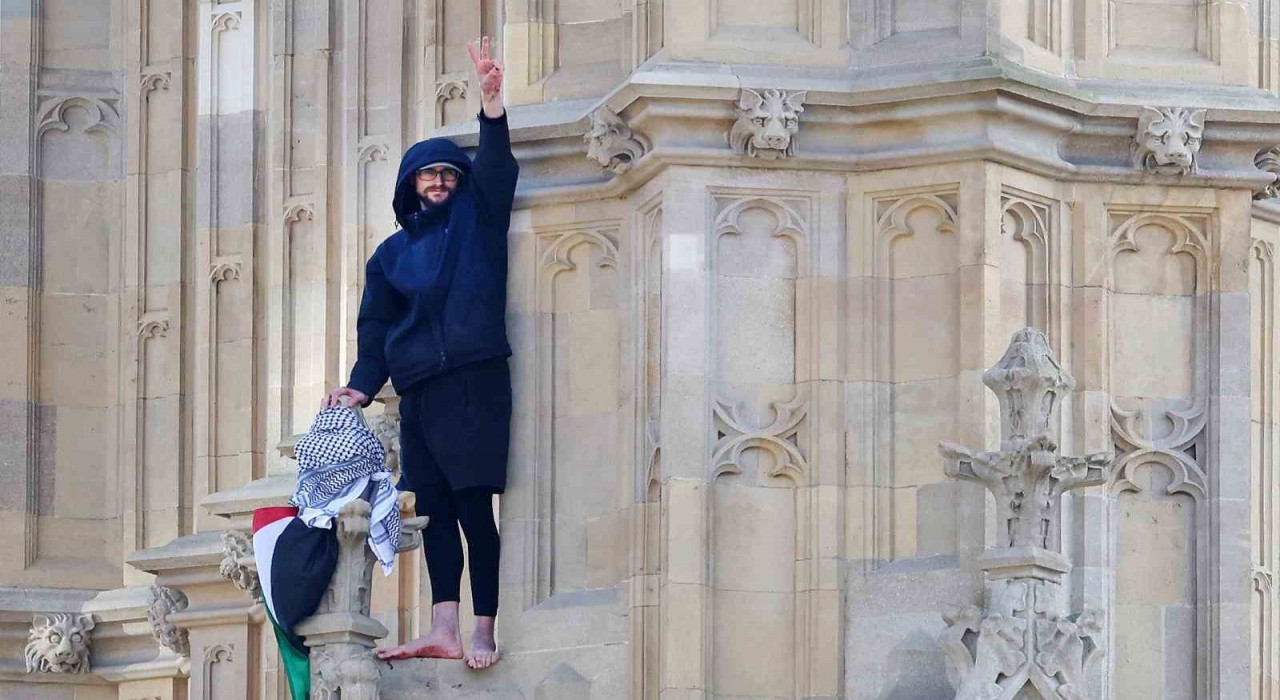 İngilteredeki Big Ben Kulesine tırmanan Filistin bayraklı şahıs, 16 saatlik eylemin ardından tutuklandı