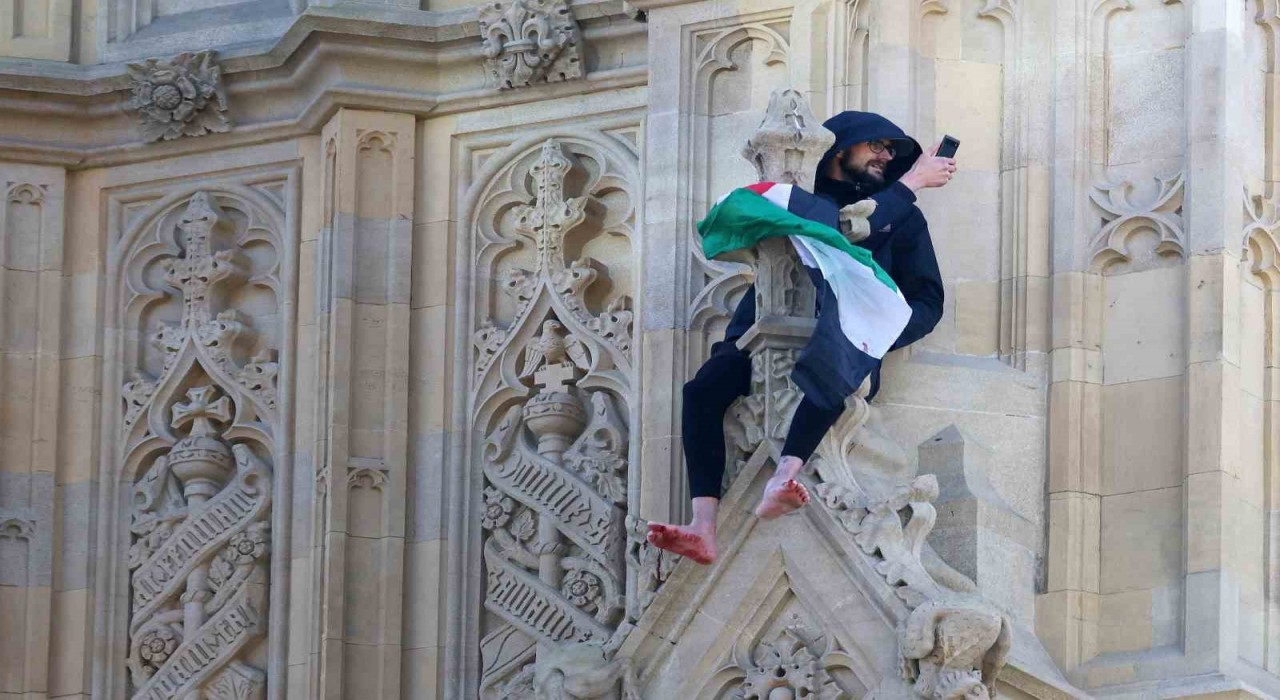 İngilterenin simgelerinden Big Ben Saat Kulesi ‘nde Filistin bayrağı açan şahsı ikna çalışmaları sürüyor
