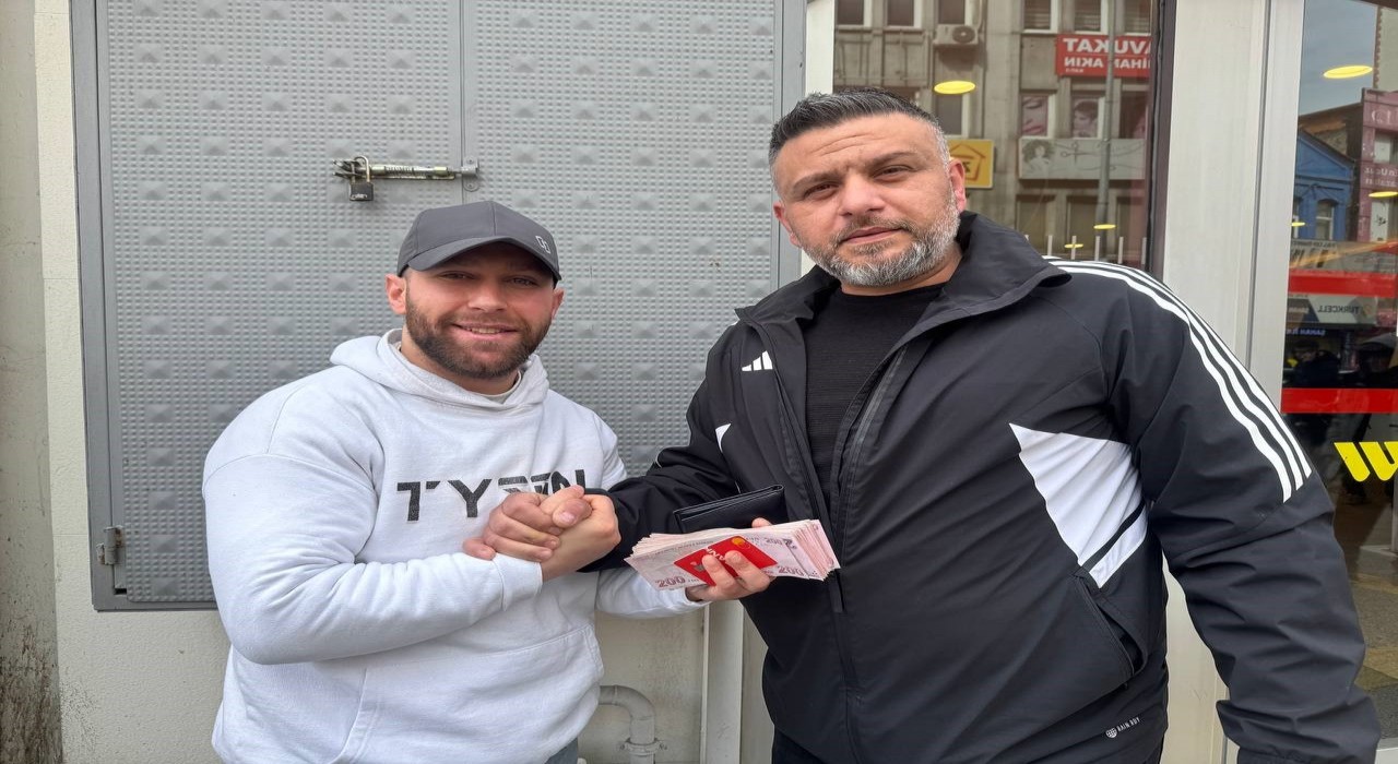 İnsanlık ölmemiş dedirtti: ATMde bulduğu parayı sahibine teslim etti