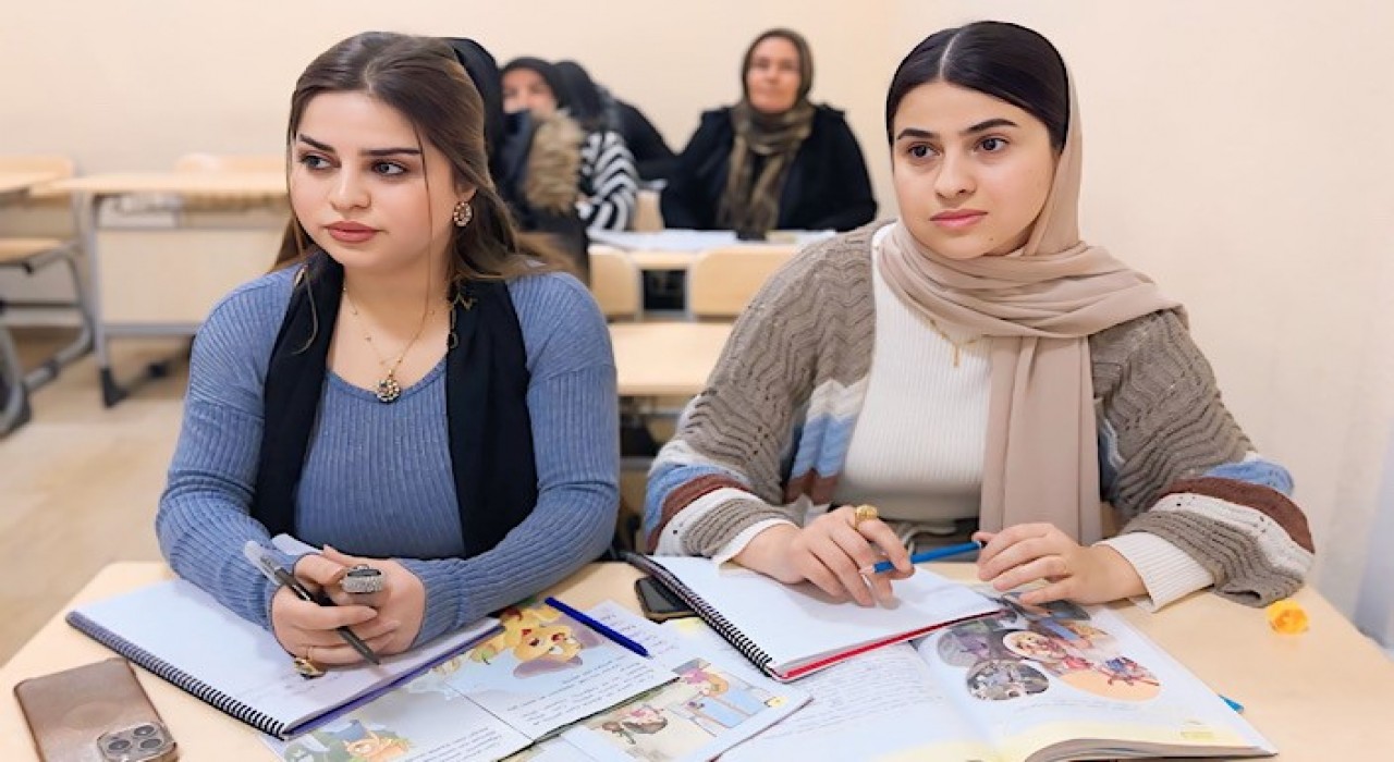 Irak ve İrandan gelenler Yüksekovada okuma yazma öğreniyor