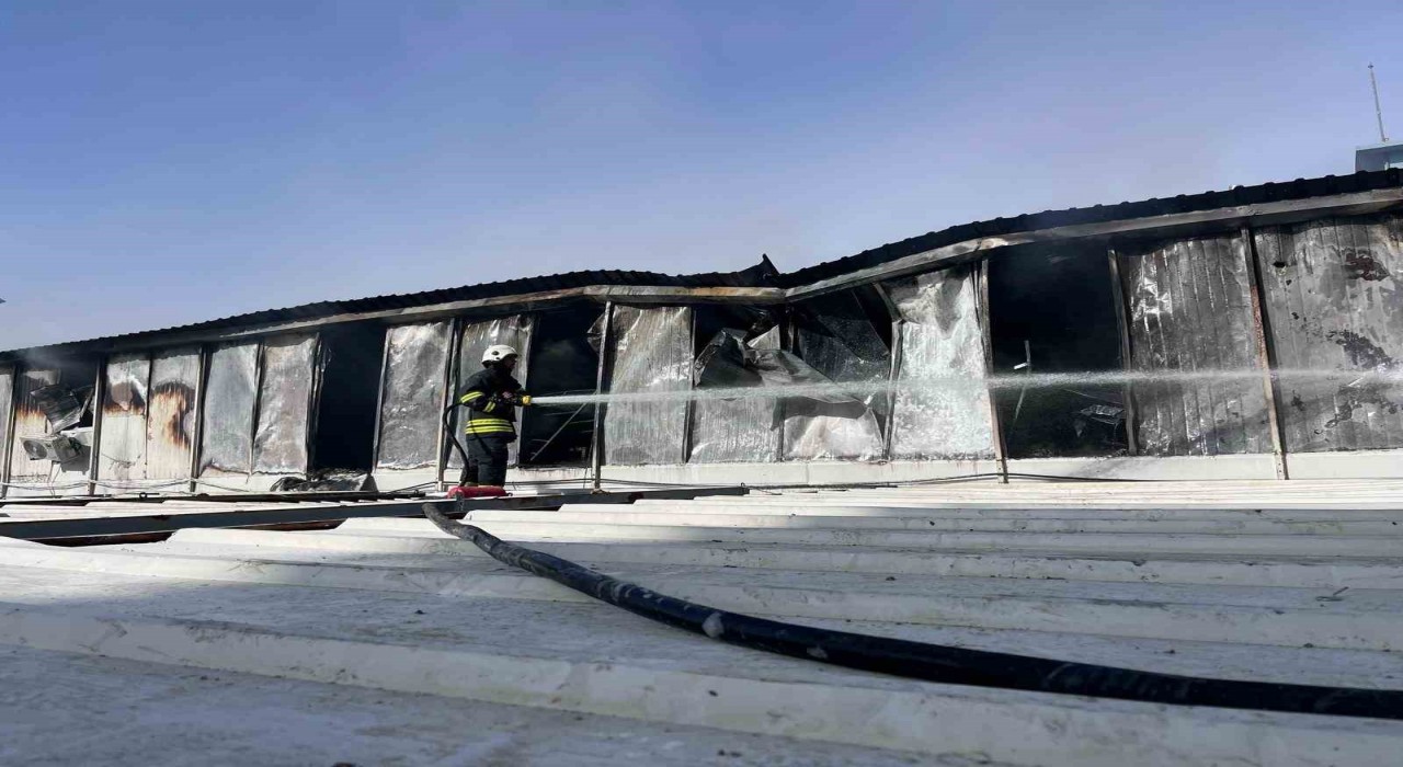 İşçilerin kaldığı konteyner yatakhane alevlere teslim oldu