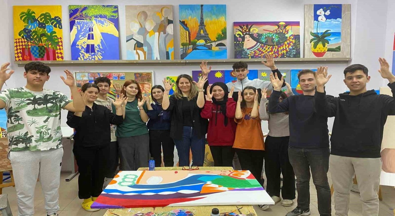 İşitme engelli öğrencilerin sessiz dünyası sanatla renkleniyor