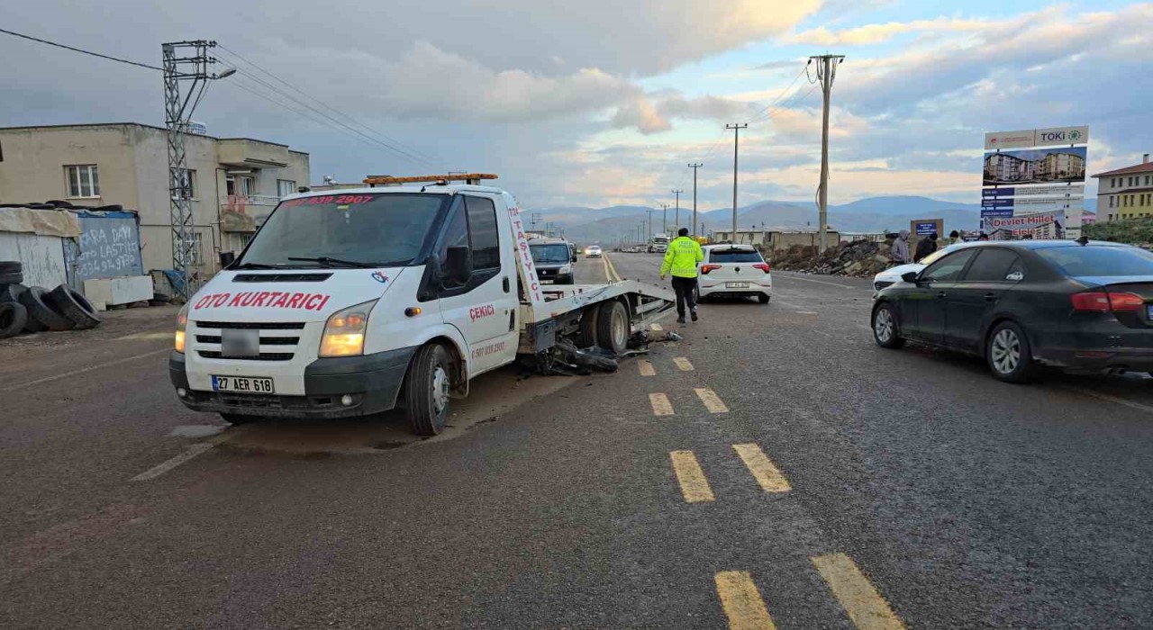 İslahiyede motosikletle kamyonet çarpıştı: 1 ölü, 1 ağır yaralı